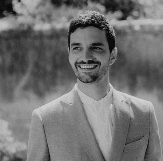 psychiatre-francais-barcelone 3 women smiling and standing under blue sky during daytime